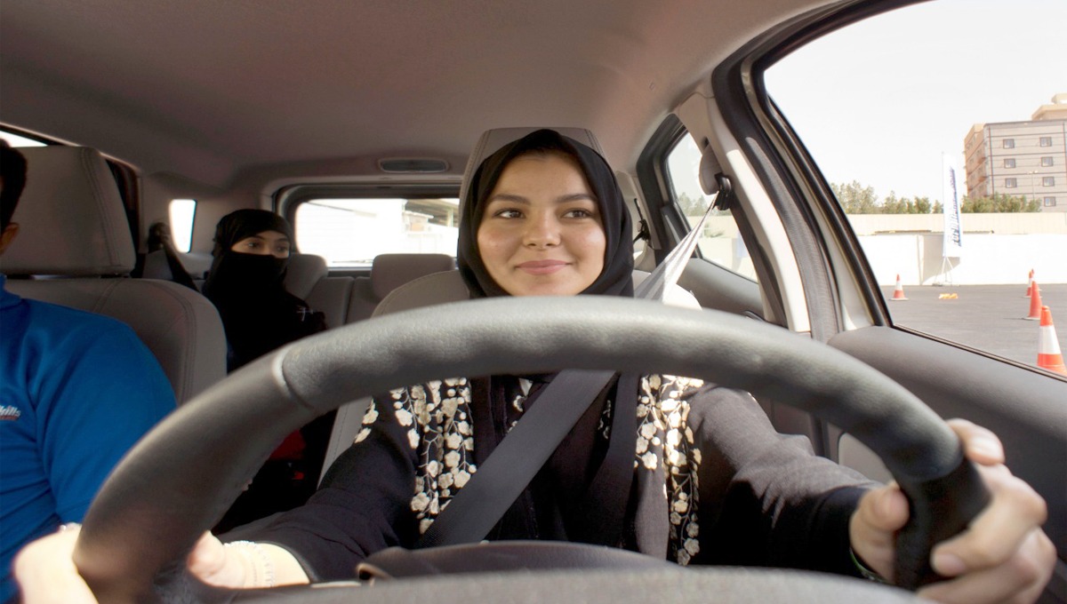 ایسی خواتین جو گاڑی چلاتی ہیں وہ یہ باتیں ضرور جان لیں۔۔۔