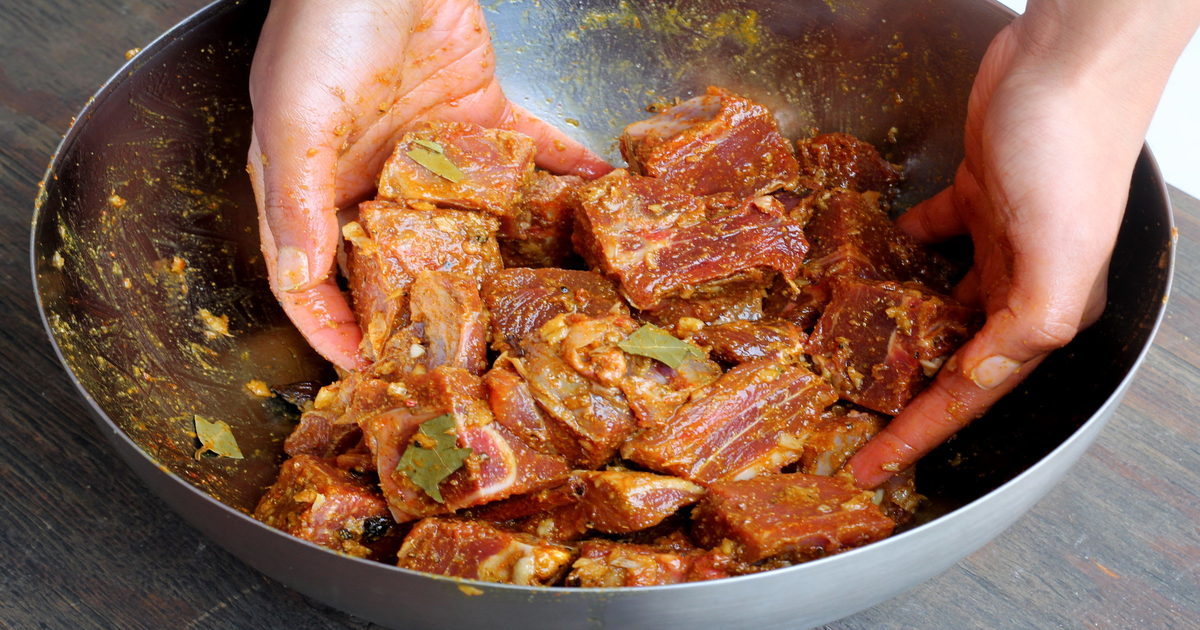 کیا گوشت میں مصالحہ لگاتے وقت آپ کے ہاتھوں میں بھی جلن شروع ہوجاتی ہے تو اس حیران کن ٹوٹکے کو آزمائیں اور ہاتھوں میں ہونے والی جلن سے چھٹکارا پائیں