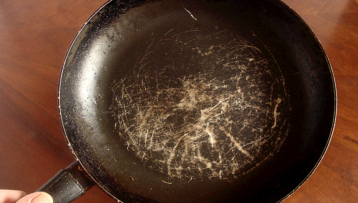 کیا آپ کے کچن میں موجود برتنوں میں بھی یہ عجیب نشانات پڑ گئے ہیں؟ ان کو کیسے صاف کیا جائے جان لیں