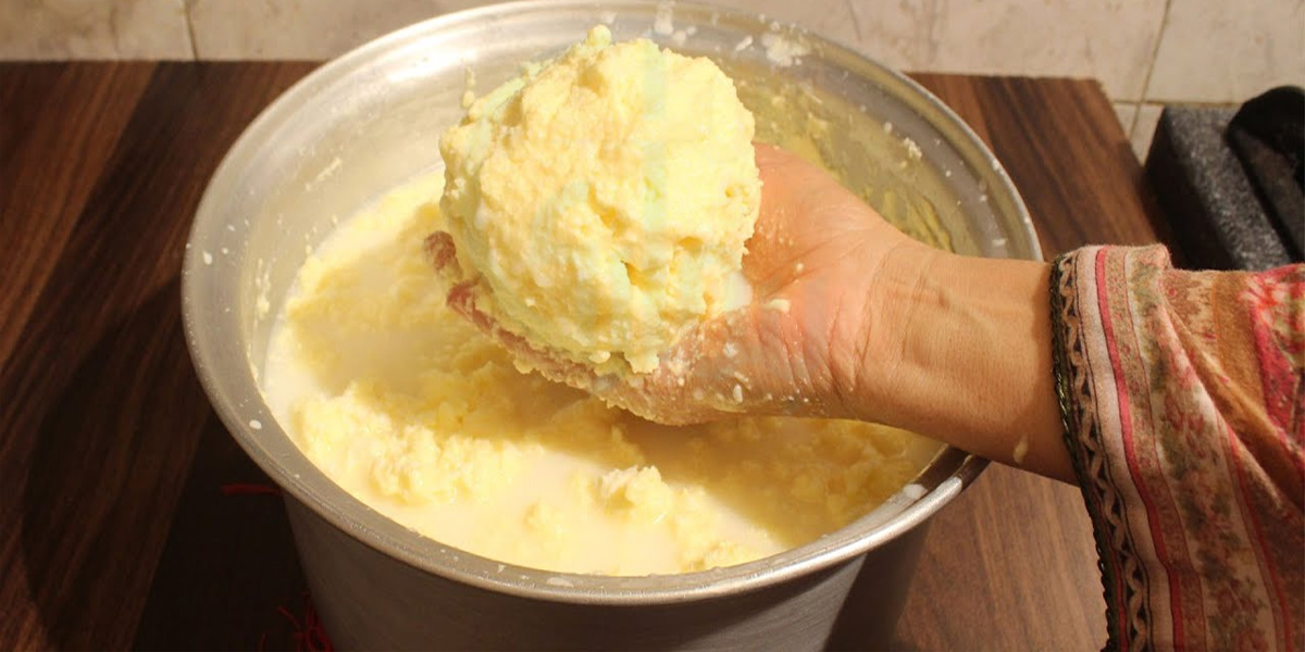 مکھن بنانا ہوا آسان ۔۔۔ اب جانیں صرف 15 منٹ میں مکھن بنانے کی آسان ٹپ جو خواتین کا کام آسان کر دے