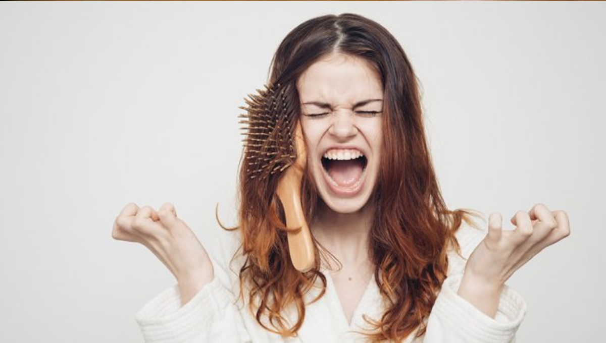 کہیں آپ بھی تو بالوں میں برش کرنے کا غلط طریقہ استعمال نہیں کرتی؟ ابھی جانیں اور اپنے بالوں کو بڑے نقصان سے بچائیں