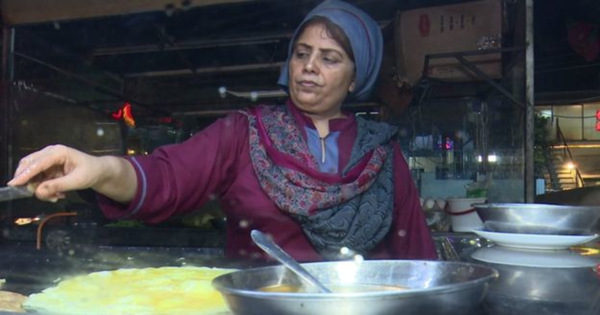 ایک باہمت خاتون جس نے برگر بیچ کر اپنے کنبے کی کفالت کا بیڑا اٹھایا