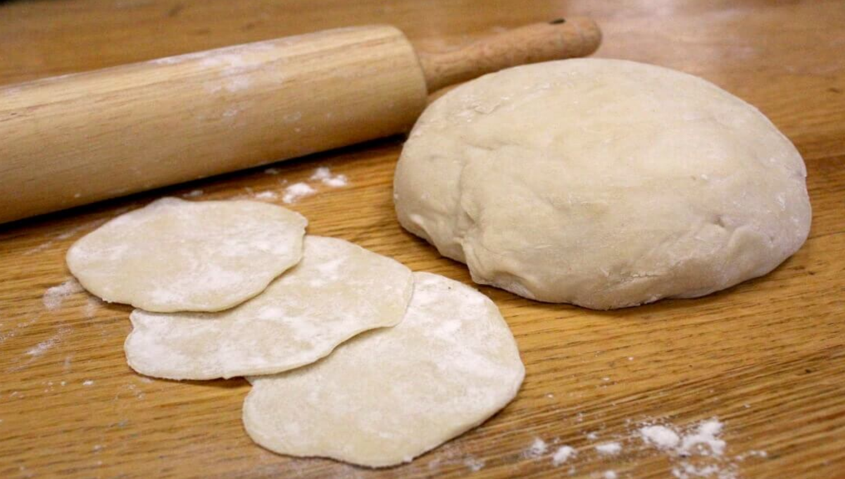 ہاتھ لگائے بغیر آٹا گوندھنے کا یہ طریقہ جانتی ہیں؟ جس نے کردی خواتین کی زندگی آسان