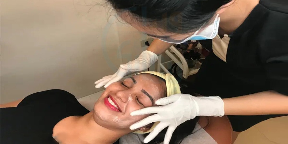 اب میک اپ کرنے کی ضرورت نہیں ۔۔ جانیے میک اپ کے بغیر چہرے پر گلو لانے کے لیے معروف ڈاکٹر کون سا طریقہ بتاتے ہیں؟