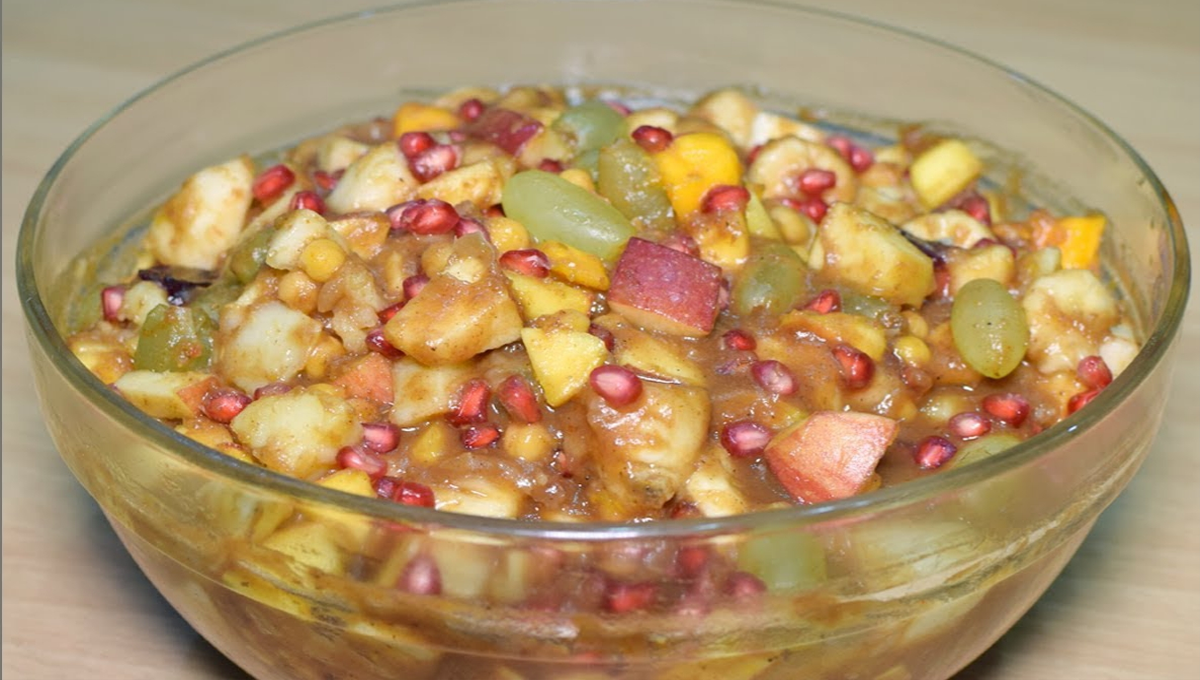 فروٹ چاٹ کا رنگ کالا ہوجاتا ہے تو اس کا رنگ خراب ہونے سے بچائیں اور کریں مزیدار فروٹ چاٹ سب کو افطاری میں پیش