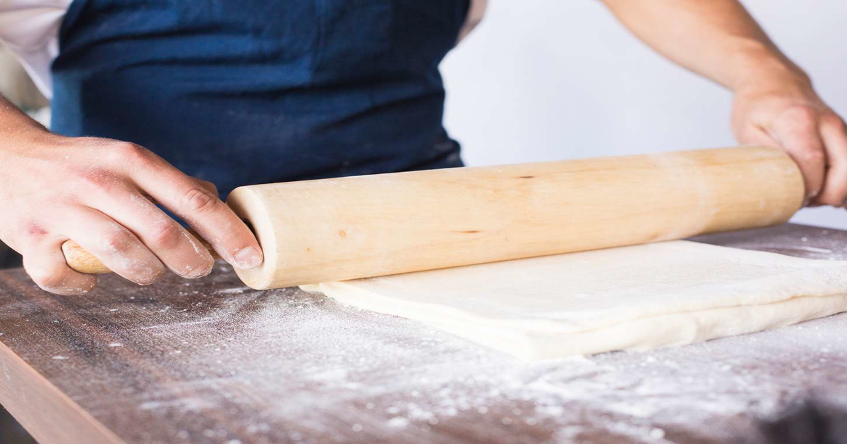 آٹا بیلنے میں چپک جائے تو اس کو نکالنے کے لیے یہ آسان طریقہ آزمائیں