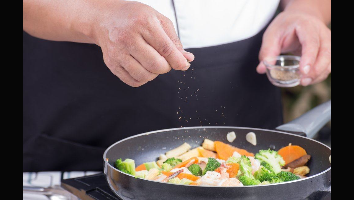 چٹکی بھر یہ مصالحہ جو آپ کے ہر کھانے میں جان ڈال دے ابھی بنائیں اور کھانے کا ذائقہ بڑھائیں