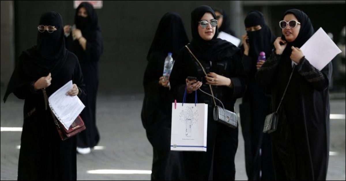 سعودی عرب میں خواتین سیاحوں کے لیے عبایا کی شرط ختم