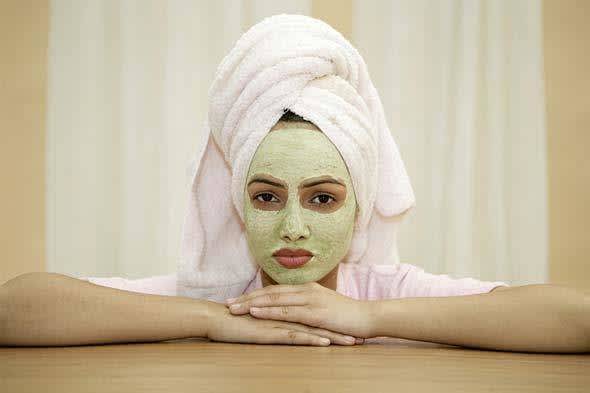 خشک جلد والی خواتین یہ 3 ماسک بنا کر اپنے چہرے پر لگائیں اور جلد کی خوبصورتی بڑھائیں