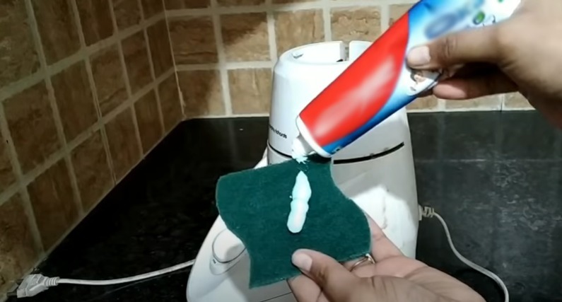 ٹوتھ پیسٹ کو اس آسان طریقے سے استعمال کریں جس سے ہو کچن میں موجود تمام اشیاﺀ کی صفائی منٹوں میں