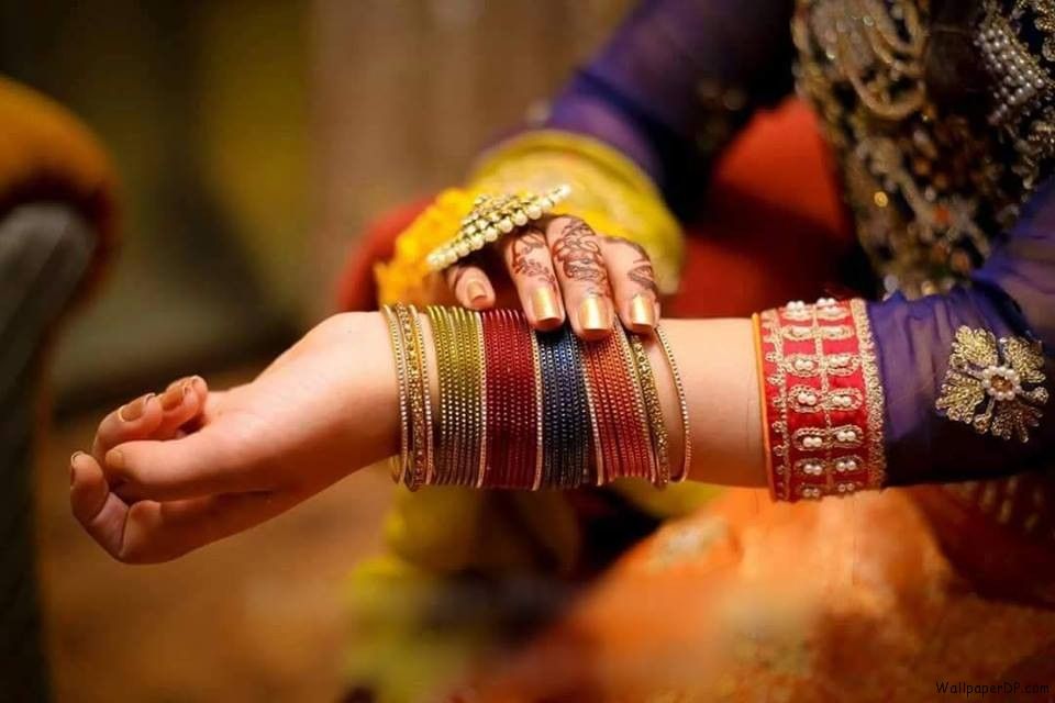 چوڑیاں ہو یا کڑے پہننے میں مشکل ہوتی ہے تو یہ طریقہ اپنائیں اور پہنیں چوڑیوں کو آسانی سے