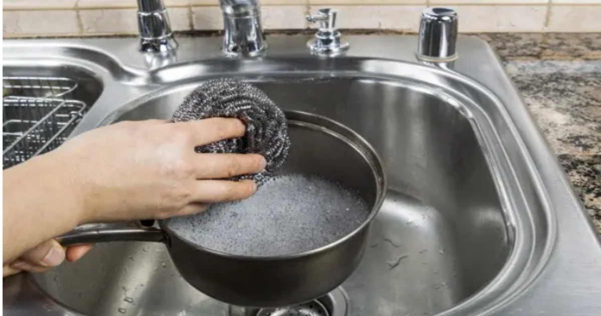 کیا آپ کو معلوم ہے کہ کچن میں موجود یہ چیز آپکی پتیلیوں کو سیکنڈوں میں نئے جیسا بنا سکتی ہے ؟