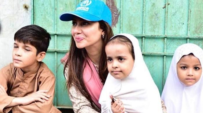 ماہرہ خان کا افغان مہاجرین کیمپ کا دورہ