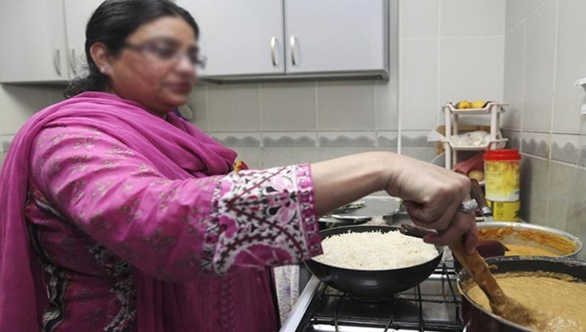 کھانے کو لذیز بنانا ہو یا پھر ۔۔۔۔ مشہور شیف کی بتائی گئی 5 ایسی ٹپس جو کچن میں کام کرنے والی ہر خاتون کے لیے جاننا ضروری ہیں