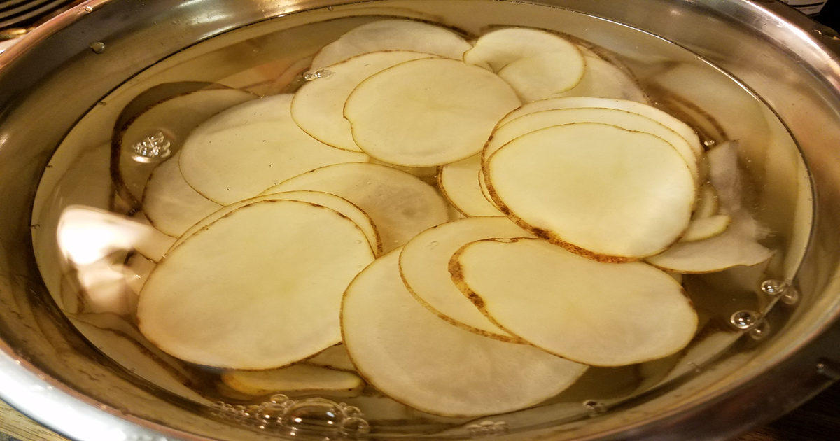 کاٹے ہوئے آلو کی رنگت خراب ہونے سے بچائیں صرف اس آسان طریقے سے