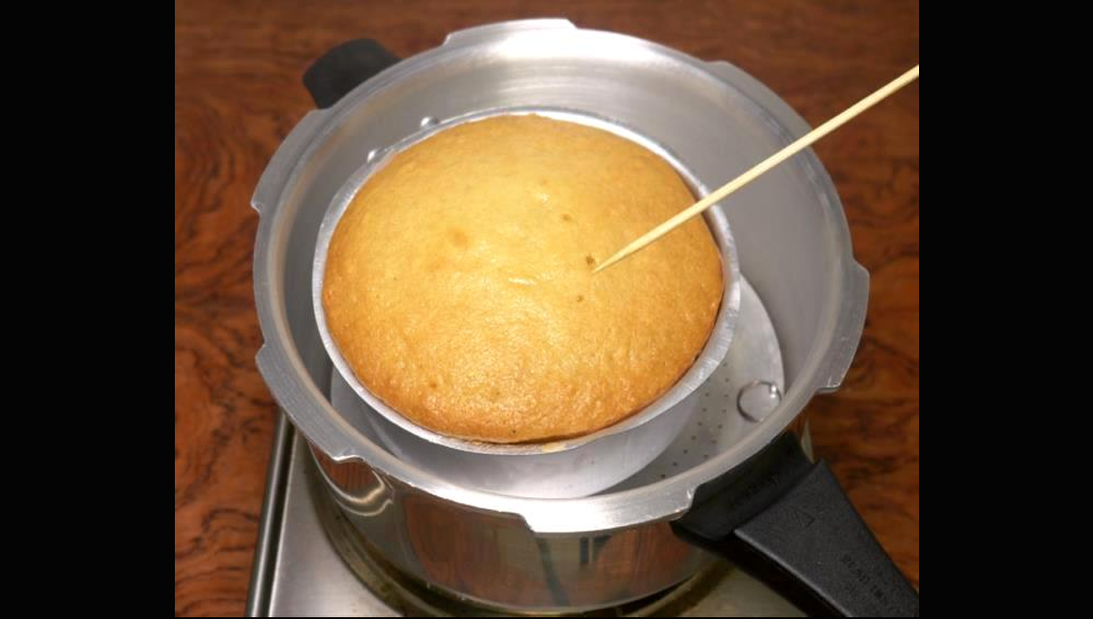 دیگچی میں کیک تیار کریں اور لاک ڈاؤن میں بھی بیکری جیسا کیک خود بھی کھائیں اور گھر والوں کو بھی کھلائیں