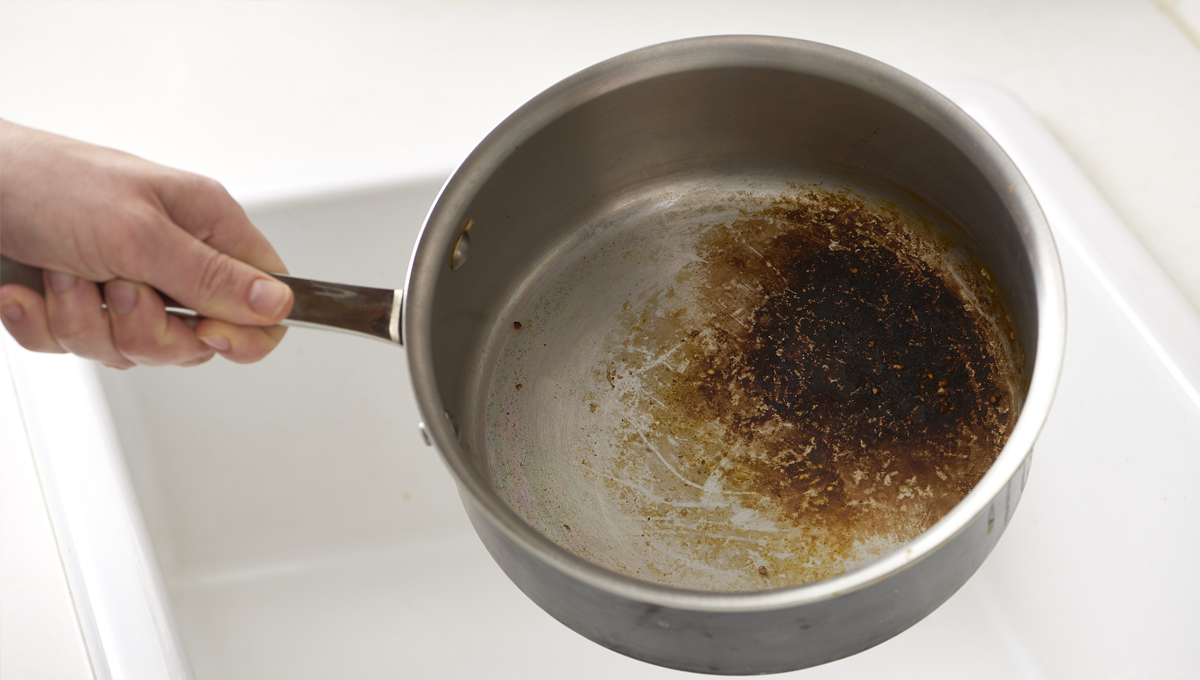 پتیلی کی حالت ایسی ہوگئی ہے؟ تو بس اس میں سوڈا چھڑکیں اور پھر کمال دیکھیں