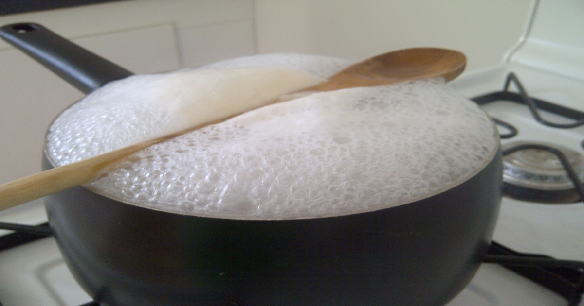 اگر آپ بھی یہ معمولی سی ٹپ آزمائیں تو دودھ اُبل کر پتیلی سے گرے گا نہیں اور ضائع ہونے سے بچ جائے گا