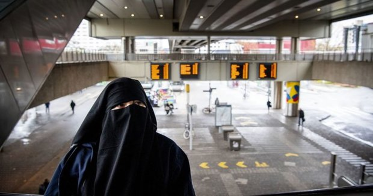 نقاب نہ ہٹانے پر خاتون کو بس سے اتار دیا گیا