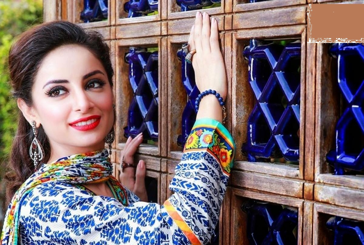 ثروت گیلانی تمباکو نوشی کرتے ہوئے رنگے ہاتھوں پکڑی گئی