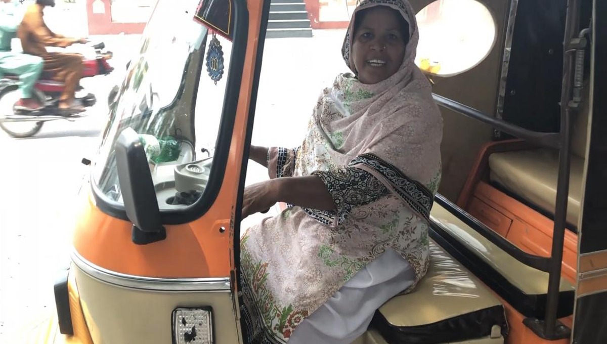 گھریلو حالات ٹھیک نہیں تھے، سر پر کوئی سربراہ بھی نہیں جو کما کر دے۔۔۔۔ رکشہ چلانے والی تین باہمت بہنوں کی کہانی جو کبھی کسی کی محتاج نہ بنیں