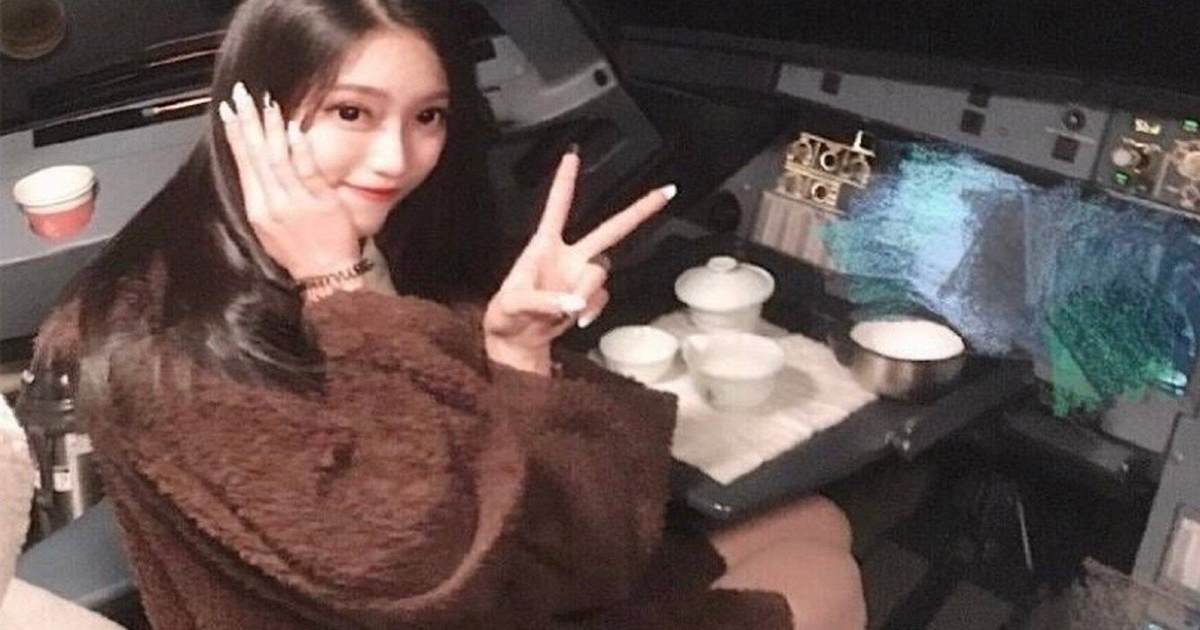 کاک پٹ میں خاتون کی تصویر پائلٹ کو مہنگی پڑ گئی