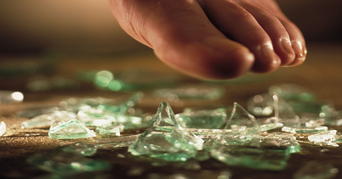 ٹوٹے ہوئے گلاس کے شیشے کو احتیاط سے اٹھانے کا ٹوٹکہ