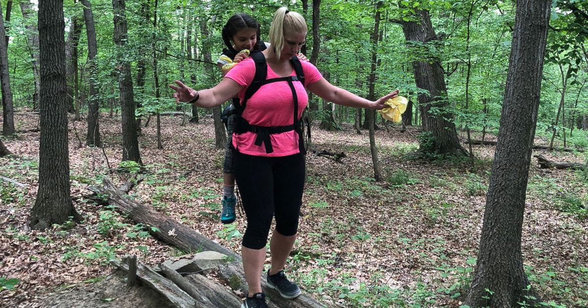 معذور طالبہ کو پشت پر بٹھا کر ہائیکنگ کروانے والی باہمت ٹیچر