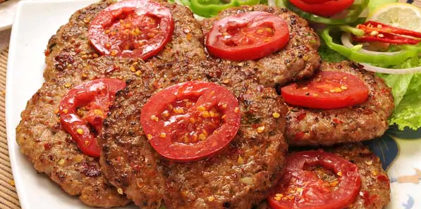 آج کی سحری میں بنائیں خاص چکن چپلی کباب ایسی آسان ریسیپی سے جس کو ایک بار بنائیں اور رمضان میں جب دِل چاہے فرائی کریں اور کھائیں