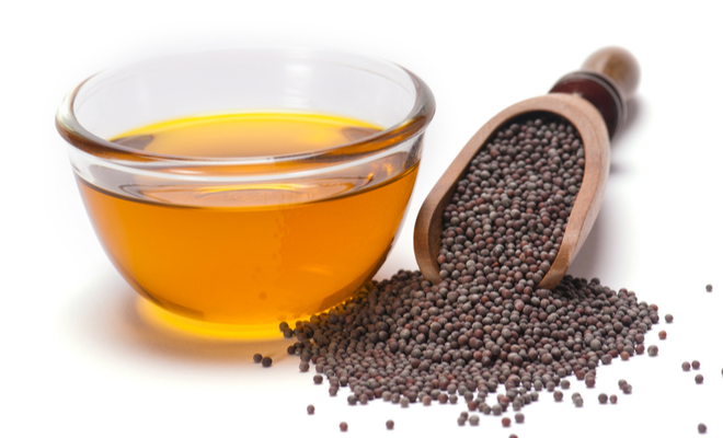 سرسوں کے تیل کو بتائے گئے طریقے سے استعمال کریں کیونکہ آپ کی جلد، پھٹی ایڑیوں اور بال کے تمام مسائل کا حل اس میں موجود