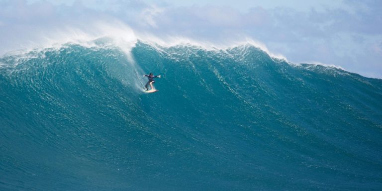 فرانسی خاتون کا 70 فٹ بلند لہر پر سرفنگ کا کارنامہ