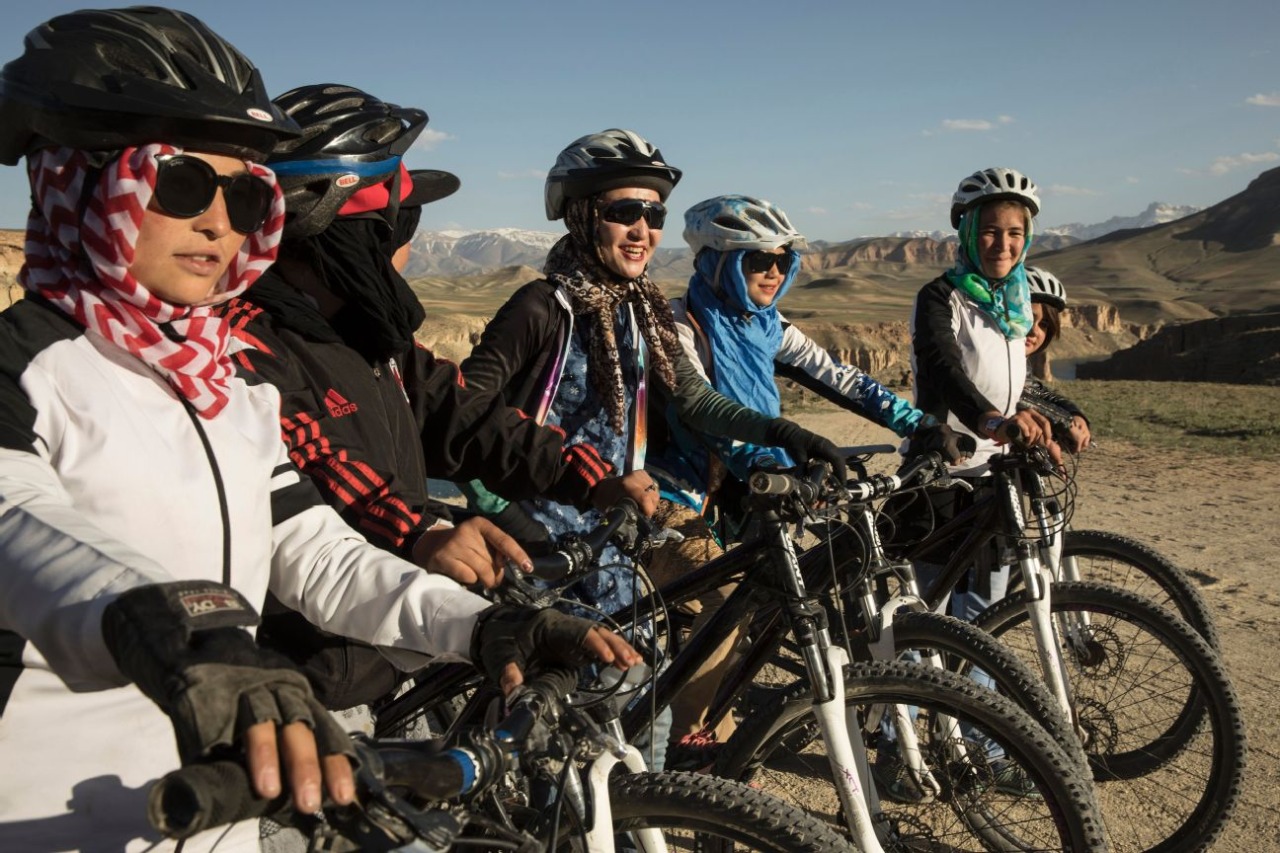 موٹر سائیکل شو میں حصہ لینے والی افغان لڑکیاں