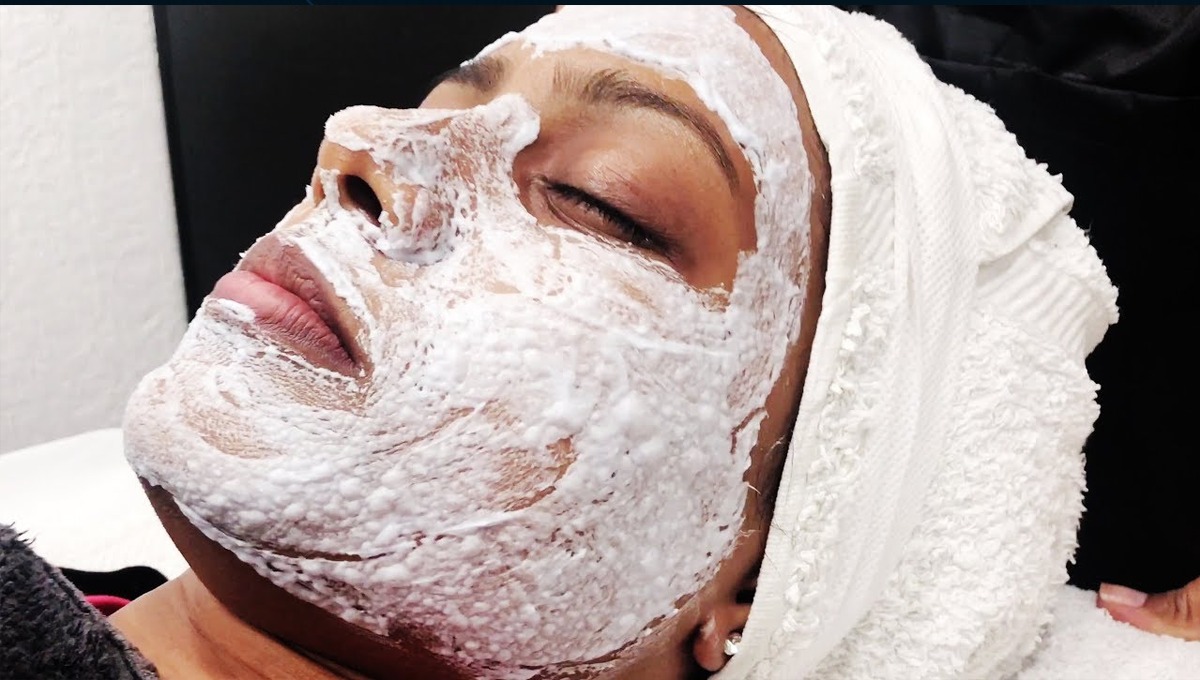 فیشل کے بعد ہرگز یہ کام نہ کریں، کہیں اس کے سائیڈ افیکٹ چہرے کو خراب نہ کردیں، جانیں اور آپ بھی احتیاط کریں ورنہ۔۔۔