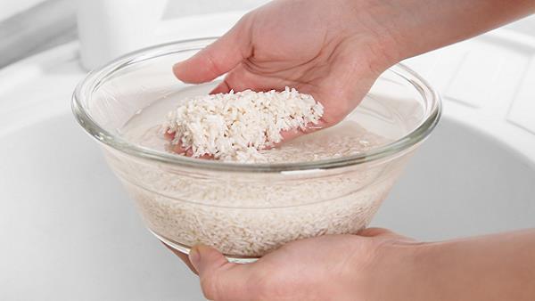 جانیں چاول کے پانی کے ایسے فائدے جنہیں جان کر آپ بھی حیران رہ جائیں گی اور اس پانی پھینکنا بھول جائیں گی