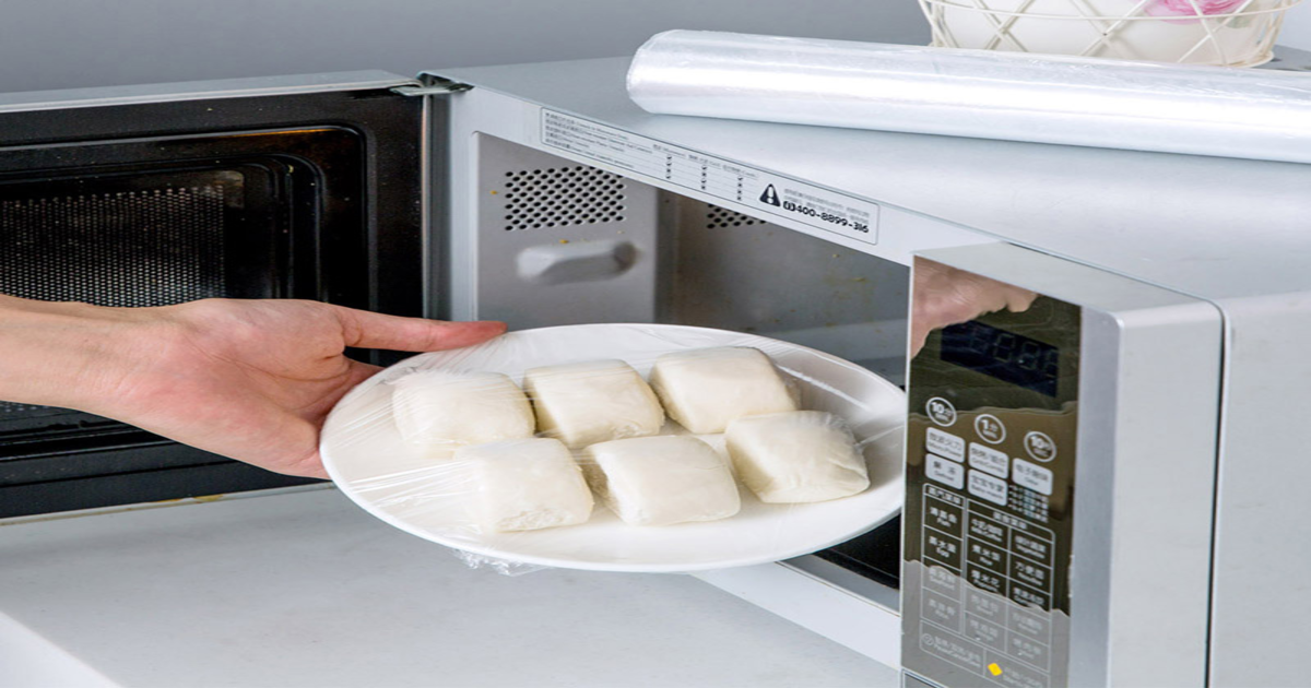 مائیکرو ویو اوون کچن میں رکھنے کے باعث اس کے اوپر جمنے والی چکنائی کی تہہ کو صاف کرنا اب بےحد آسان