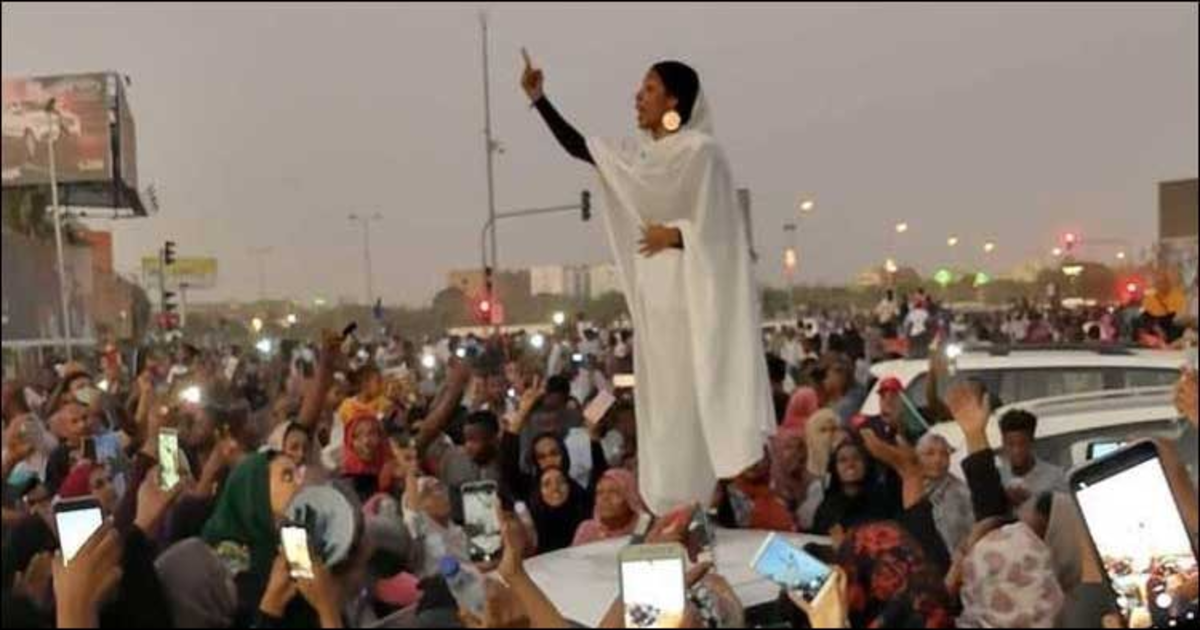 انقلاب کے گیت گاتی سوڈانی خاتون جرات کا استعارہ بن گئی