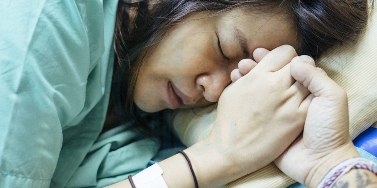 عورتوں کو ڈلیوری کے وقت اتنا درد نہیں ہوتا جتنا وہ شور مچاتی ہیں ۔۔ ایک مرد کا ایسا ٹوئٹ جس نے سوشل میڈيا پر عورتوں کو غضب ناک کر دیا