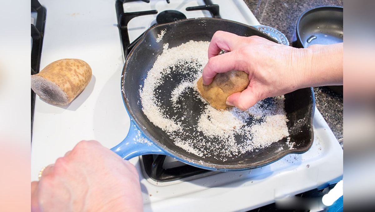 آلو سے گندے اور خراب توے کو صاف کرنے کا آسان طریقہ آزمائیں اور صابن کے بغیر توے کو منٹوں میں چمکائیں