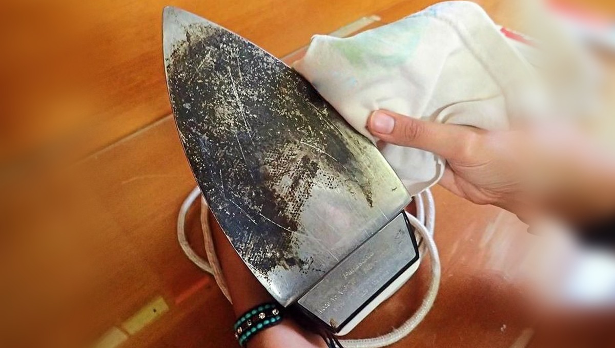 استری صاف کرنے کا آسان طریقہ اپنائیں اور کالی ہونے والی استری کو بنائیں بالکل نئے جیسا