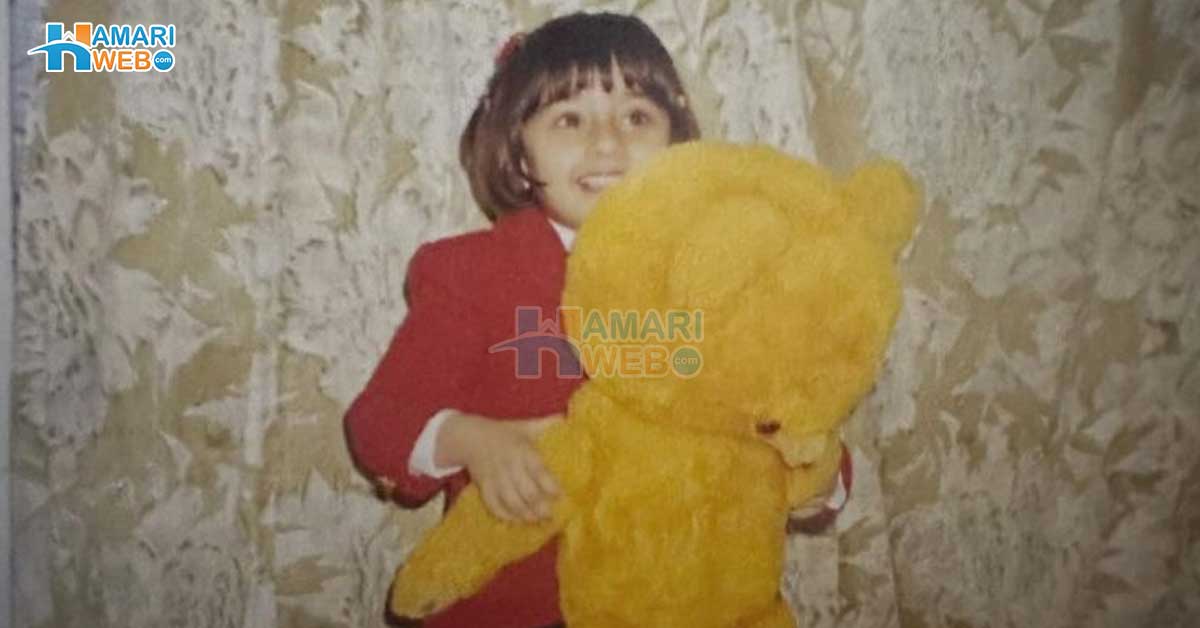 لال کوٹ پہنے ہاتھ میں بھالو اٹھائے یہ ننھی سی گڑیا کون سی مشہور اداکارہ ہے؟