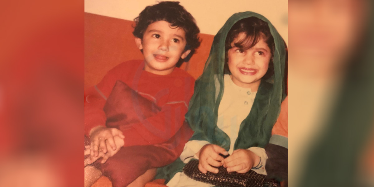 سر پر دوپٹہ پہنی ہوئی یہ بچی بڑی ہو کر پاکستان کی کون سی مشہور اداکارہ بنی؟