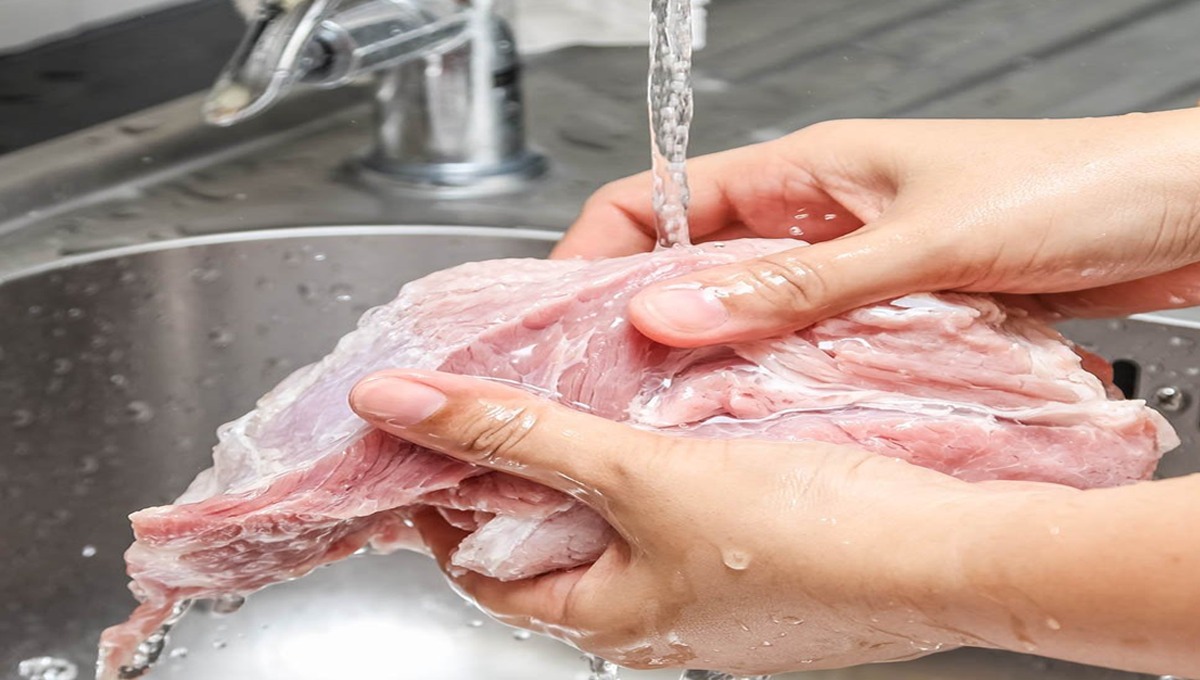 گوشت دھونے کے بعد کچن اور سنِک میں بو رہ جاتی ہے تو یہ گھریلو نسخہ آزمائیں اور کریں اس ناقابل برداشت بو کا خاتمہ