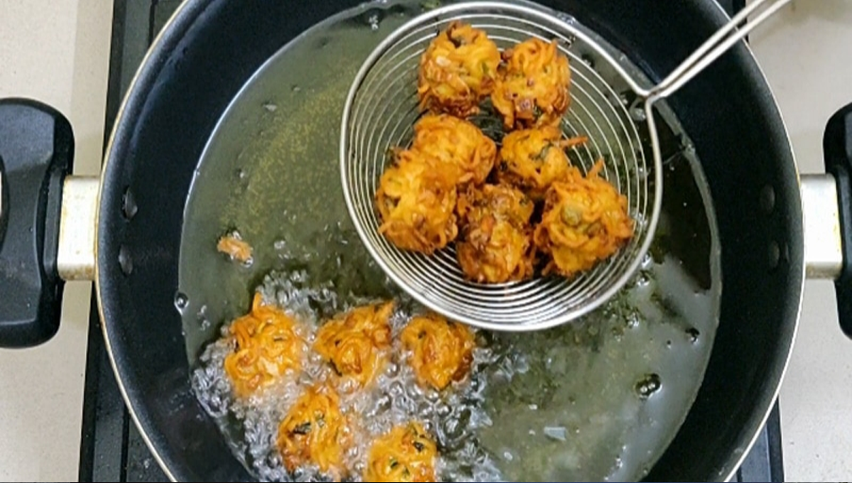 بغیر تیل جذب کرے پکوڑے بنانے کا راز آخر مل ہی گیا تو اب جتنا دل چاہے افطاری میں پکوڑے کھائیں