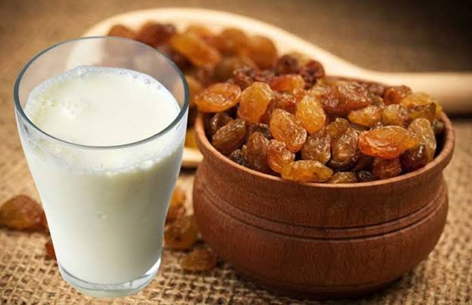 کشمش اور دودھ کو ساتھ ملا کر پینے سے جسم میں کیا تبدیلی آتی ہے؟ جان لیں یہ قیمتی نسخہ بالکل مفت تاکہ آپ بھی بھرپور فائدہ اٹھا سکیں