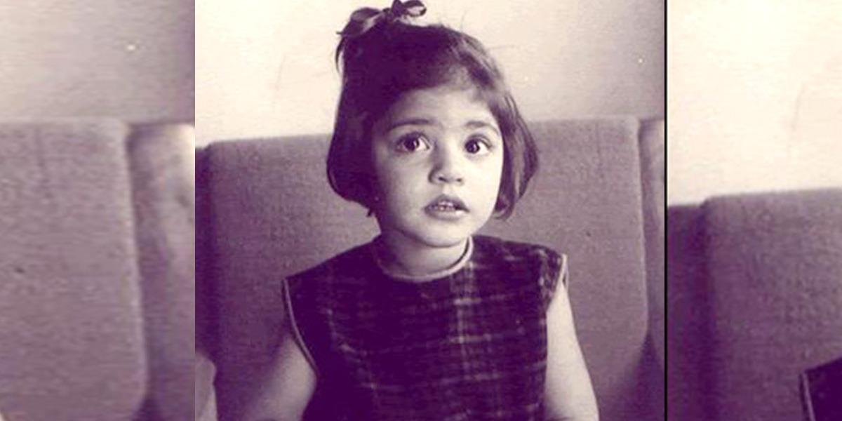 یہ ننھی پری پاکستان کی کون سی مشہور گلوکارہ ہے؟ پہچانیں