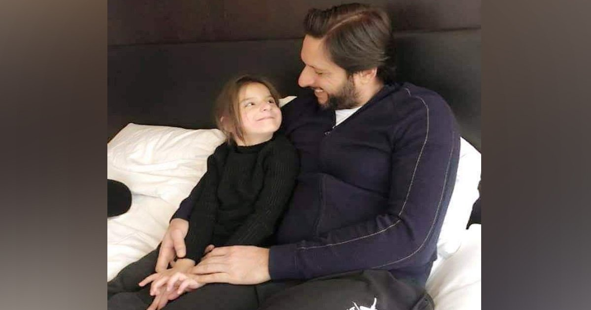 شاہد آفریدی کی بیٹی کی ملک کیلئے خوبصورت نظم کی ویڈیو وائرل