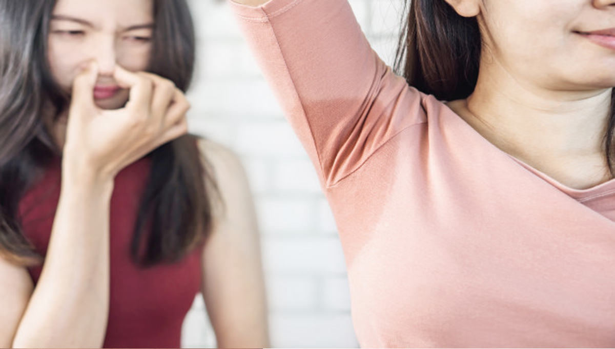 کیا آپ بھی زیادہ پسینہ آنے کی وجہ سے اس کی بو سے پریشان ہیں؟ تو جانیں اس بو کو بھگانے کے پانچ آسان طریقے